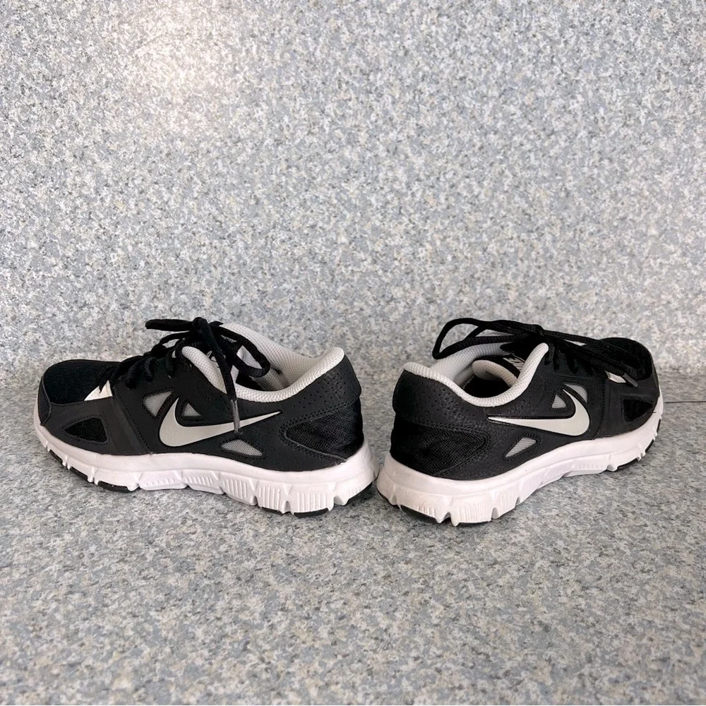 Nike Training Youth Size 5.5 Black White Unisex Sneakers Shoes